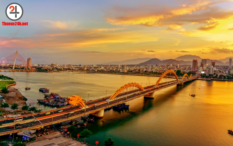 Cầu Rồng là biểu tượng của thành phố và nằm trong top 10 địa điểm du lịch Đà Nẵng.