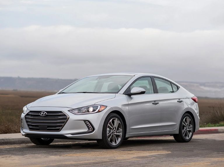 Xe hyundai elantra cho thuê tự lái