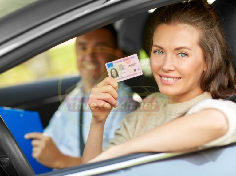 Người có bằng b1 được thuê xe tự lái